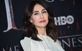 How tall is Carice Van Houten?